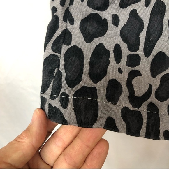 Chico’s Women’s Blouse Shirt Top V Neck Black/Gray Animal Print Chico’s Sz 1 - Picture 7 of 11